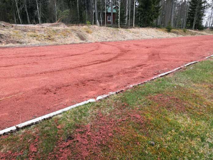 Tiilimurska on roiskunnut nurmikolle mönkkärirallissa. Urheilukentälle on päästy parkkipaikan penkereen kautta nyt, kun penkereellä ollut risukko on raivattu pois