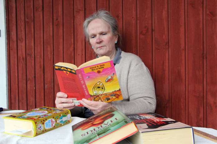 Kirsti Marttila on aktiivinen lukija ja Auran kirjaston asiakas. Nyt Marttila on pulassa, kun kirjastoihin ei pääse ja poikkeusoloja varten hamstrattu kirjapinokin on jo luettu.