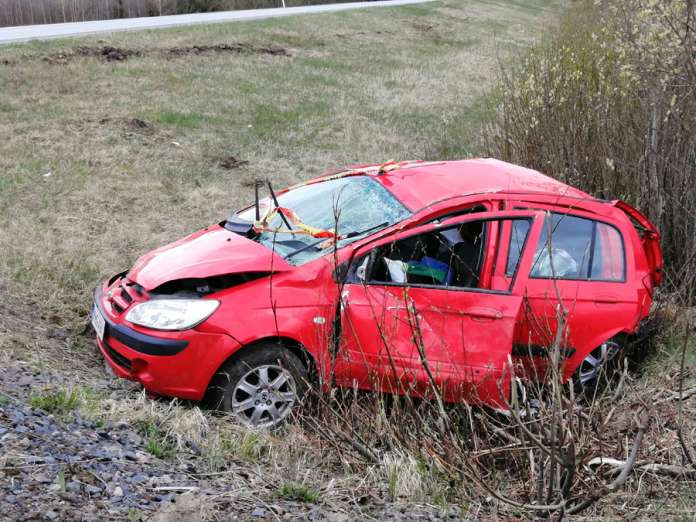 Kuljettaja loukkaantui ja auto ruhjoontui pahoin ulosajossa sunnuntaina Mellilässä Pöytyän rajan tuntumassa.
