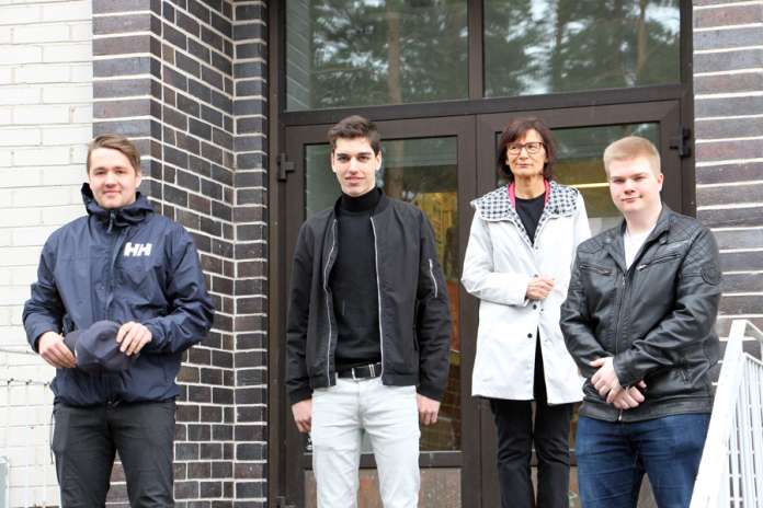 Kevään tuoreet ylioppilaat Simo Tamminen, Lauri Salo ja Pekka Kaukonen sekä rehtori Mirja Rautavuori-Lehtinen ovat iloisen ylpeitä Kosken lukion saamasta tunnustuksesta. Pojat allekirjoittavat palkintoperusteet, joissa Kosken lukiota kehutaan erityisesti hyvästä yhteishengestä.