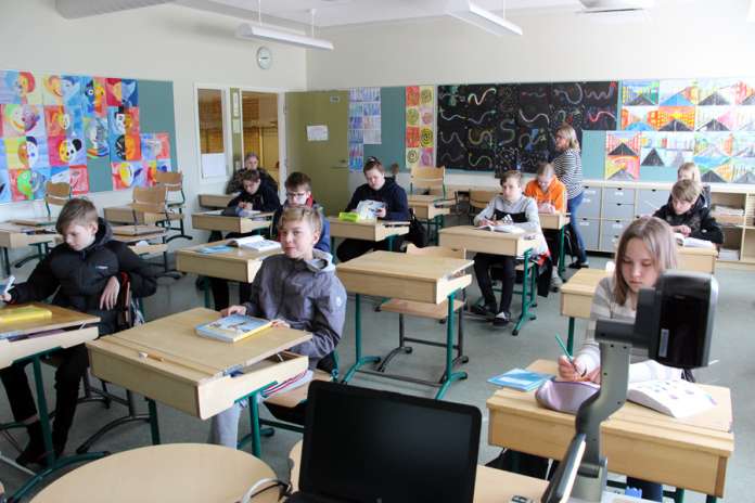 Marttilan koulun kuudesluokkalaisista torstaiaamulla oli paikalla noin puolet. Jakotunnin vuoksi osa oppilaista oli tulossa kouluun vasta myöhemmin ja muutamalle oli anottu lomaa lukuvuoden loppuun. Tavallisesti luokassa istutaan pareittain.
