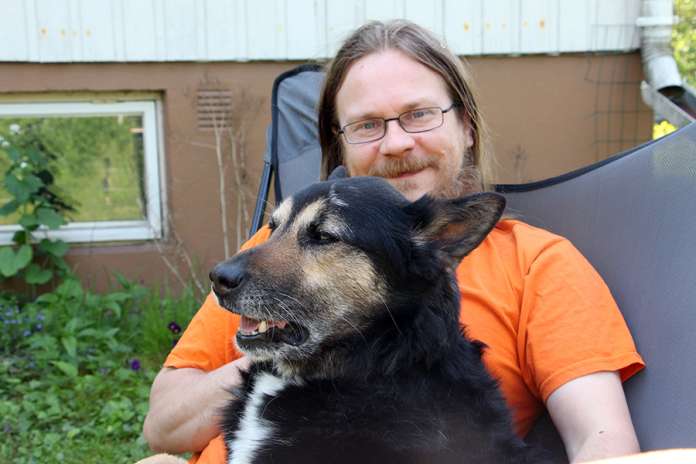 Marko Reinin 16-vuotias Kafka-koira on yli puoli vuotta saanut sirkkajauhetta lisäravinteena. Reinin mukaan sirkkajauheella on ollut positiivisia vaikutuksia Kafkan ruuansulatukseen, mutta hän ei halua leikkiä noitatohtoria vaan hakee rahoitusta viralliseen tutkimukseen.