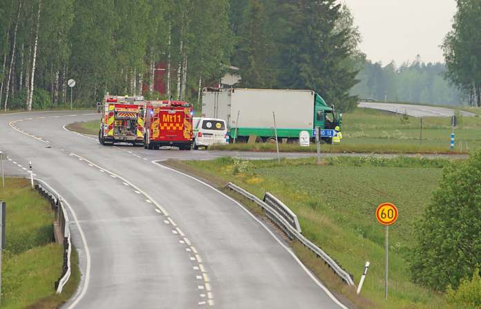 Kyröntien ja Aurantien risteyksessä sattuneessa kolarissa pakettiauton kuljettaja loukkaantui vakavasti.