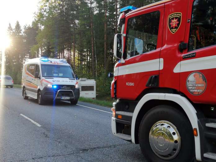 Matkailuauto joutui hirvikolariin Koskella kymppitiellä varhain maanantaiaamulla. Kuva: Simo Päivärinta.