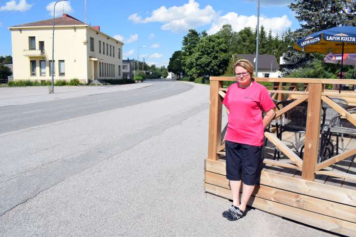 Tanja Leino katselee vielä rauhallista Kosken kylänraittia. Hän toivoo, että ensi lauantaina järjestettävä Kesäpäivä Koskella muuttaa näkymän vilkkaaksi.