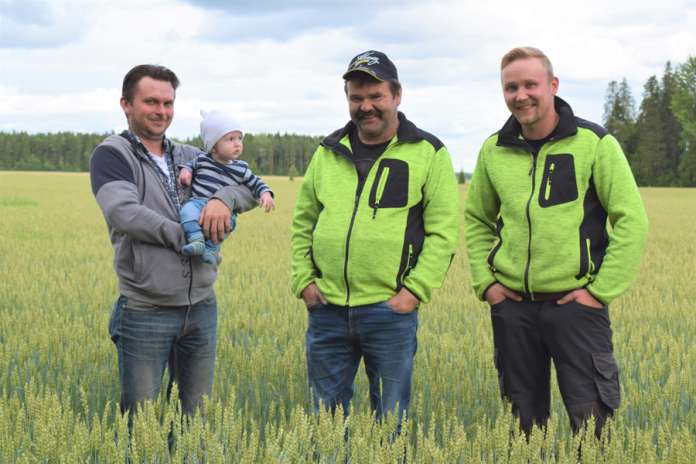 Maanviljelyn sukupolvenvaihdos on Holmeilla jo takana. Viisikuukautinen Juho-poikakin pääsee tulevaisuudessa varmasti traktorin rattiin isänsä Henry Holmin syliin. Isoisäksi ensimmäistä kertaa tullut Harri Holm ja setä Jussi Holm ovat uudesta sukupolvesta innoissaan. (Kuva: Tuomas Honkasalo)