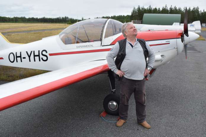 SM-kilpailun johtaja Jyrki Viitasaari tähyili taivaalle harmitellen matalalla olevia pilviä PIK-15 Superhinu hinauskoneen edessä.(Kuva:Tuomas Honkasalo).