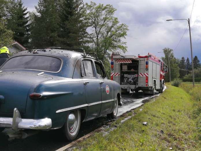 Ajossa ollut museoauto roihahti tuleen. Kuljettaja ja kyydissä ollut koira onnistuivat pelastautumaan, mutta auton sisätila tuhoutui täysin. Kuva: Simo Päivärinta.