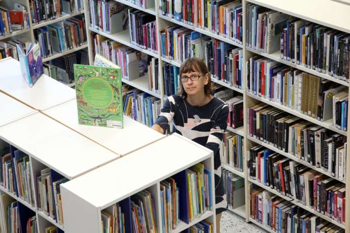 Oripään kirjastossa vietetään avajaisia maanantaina. Kirjastonjohtaja Mari Kujanpää kertoo uusien tilojen tuoneen kirjastolle uusia asiakkaita.