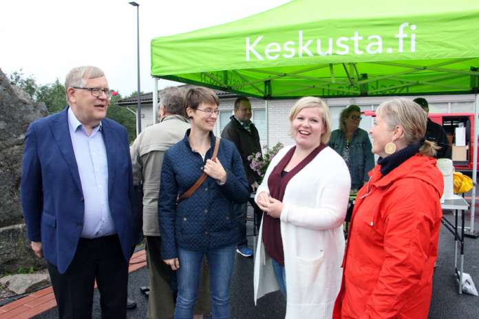 Kansanedustaja Esko Kiviranta, Laura Naire-Koivisto, perhevapaalla oleva ministeri, kansanedustaja Annika Saarikko sekä Ann-Mari Tammenlaakso pysähtyivät vaihtamaan ajatuksia Kyrön torilla keskiviikkona. Torstaina Saarikko kertoi Helsingissä tavoittelevansa keskustan puheenjohtajuutta.