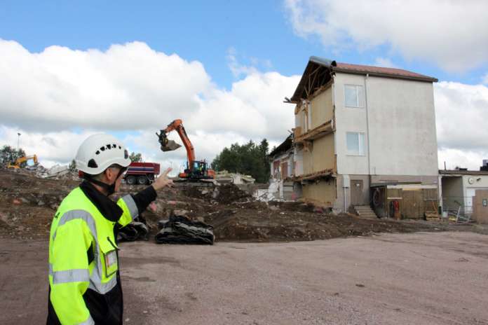 Lähes kaikki tässä vaiheessa Elisenvaarasta purettavat osat on nyt purettu. Jäljelle jääneen