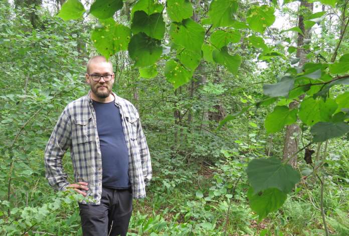 Olli Loisan talon takaa aukeaa vajaan parin hehtaarin suojeltu metsäalue, jossa lehti- ja lahopuut saavat nyt elää rauhassa. Kuva: Veeti Nurminen
