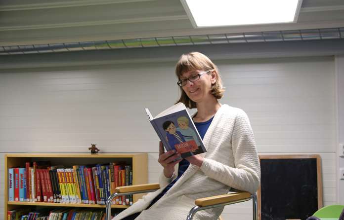 Mari Kujanpää muistaa hyvin lapsuutensa. Omien lastensa kautta hän pääsee kokemaan nykyajan koululaisten elinpiirille ominaisia asioita, joita kirjoissa voi hyödyntää.