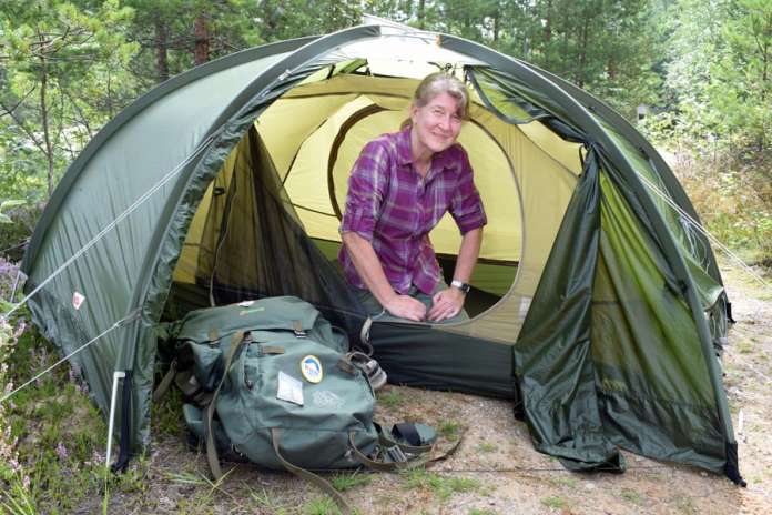 Kokenut retkeilijä Hilkka Ketola nauttii retkeilyssä sellaisesta mielenrauhasta, jota luonnossa oleminen ja fyysinen tekeminen tuottaa. Telttailla saa tilapäisesti jokamiehen oikeuksien mukaisesti. (Kuva: Tuomas Honkasalo)