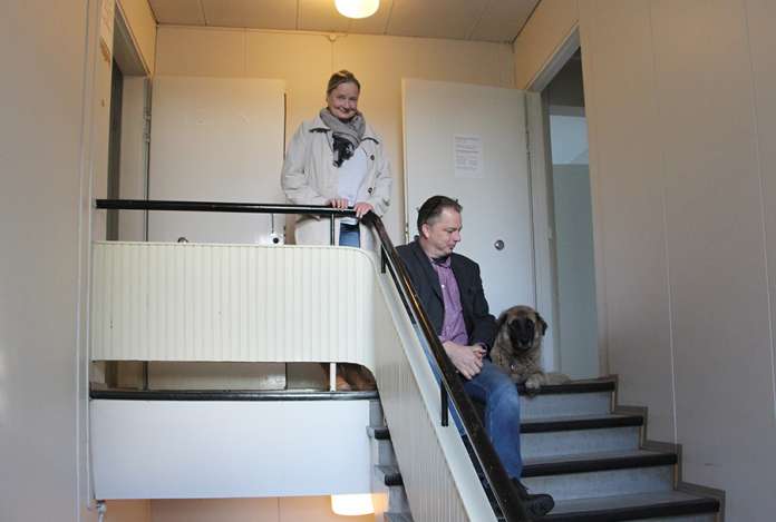 Eric de Wit kävi ystävänsä Jaanan ja Ruska-koiran kanssa Tarvasjoen entisellä kunnantalolla kertomassa suunnitelmistaan kunnostaa rakennus asunnoiksi.