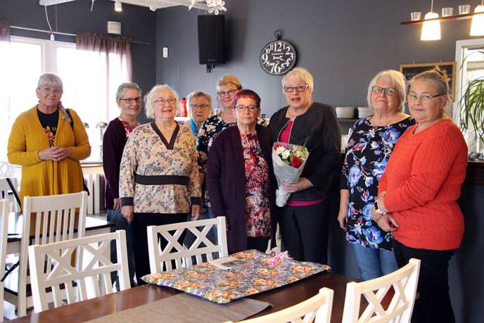 Satu Puhakka-Nuolemo, Eeva Kojola, Anneli Laaksonen, Pirkko Kilpeläinen, Ulla Naaranoja, Liisa Pekkanen, Tuula Laakso ja Eija Hakala kokoontuivat Auran Juhliksiin kiittämään Marja-Liisa Lankista (kolmas oikealta) kuluneista vuosista.