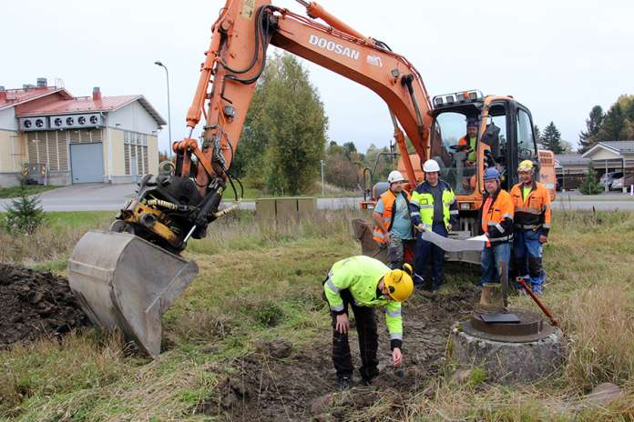 Marttilassa on tällä viikolla ryhdytty vesijohtoverkoston järjestelmälliseen korjaustyöhön. Petteri Hakala, Jarkko Vihtonen, Petteri Lehtovaara, Pasi Kullanmäki, Erkki Kullanmäki ja Jarmo Kujanpää kokoontuivat ensimmäiselle korjattavalle sululle kertomaan korjaustöistä, joita tehdään yhteistyössä kunnan ja paikallisten yrittäjien kesken.