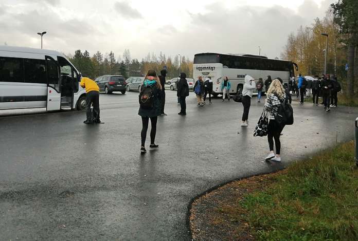 Kosken koulukeskus tyhjennettiin torstaina ja oppilaat siirtyivät etäopetukseen koulussa aamulla ilmi tulleen koronavirustartunnan vuoksi. Kuva: Simo Päivärinta.