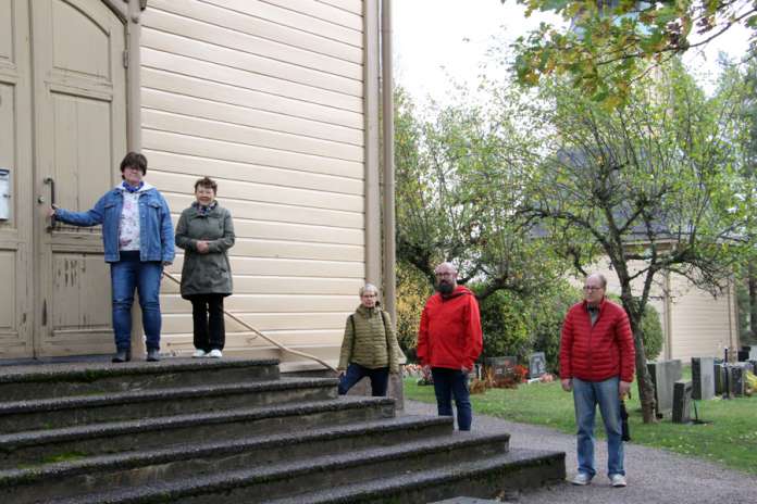 Eija Varjosella, Irmeli Virtasella, Maj-Len Heikalla, Tommi Pastolla ja Ari Vilénillä on monia toiveita tulevan seurakuntaliitoksen suhteen. Huolta seurakuntalaisilla on Auran kirkon remontin toteutumisesta.