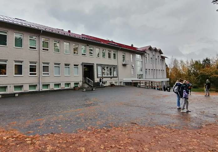 Kosken koulukeskus tyhjennettiin viime torstaina ilmi tulleen koronavirustartunnan vuoksi. Näillä näkymin opetus voi koulussa jatkua normaalisti syysloman jälkeen. Tartunnalle altistuneilla karanteeni tosin jatkuu vielä syysloman yli. Kuva: Simo Päivärinta.