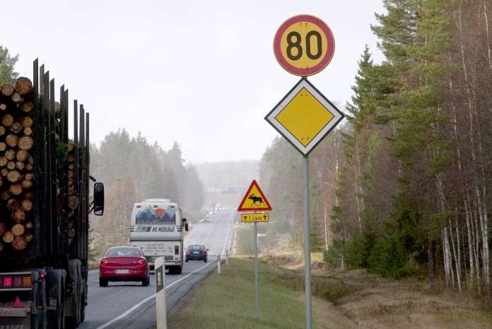 Maanteillä nopeusrajoitukset lasketaan talven ajaksi yleensä 80 kilometriin tunnissa. Joillakin tieosuuksilla nopeusrajoitus pudotetaan 70 kilometriin tunnissa.