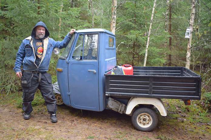 Henri Kettunen Orimattilasta oli saapunut Pystymettään hieman erilaisella Vespalla. –Täällä on parasta ulkoilma ja naiset. Eikun täällähän on vaan miehiä, Kettunen veisteli. Kuva: Tuomas Honkasalo