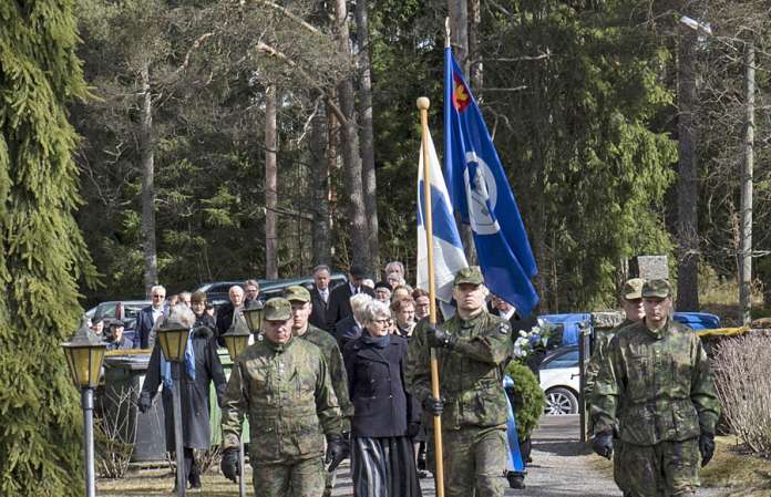 Kyrön Seudun Sotaveteraanit juhli 50-vuotista taivaltaan huhtikuussa 2017. Tuolloin ohjelmassa oli muun muassa käynti sankarihaudoilla. Veteraaniperinnetoimikunnan perustava kokous pidetään perjantaina 30. lokakuuta. Kuva: AVL:n arkisto/Pertti Kangasniemi