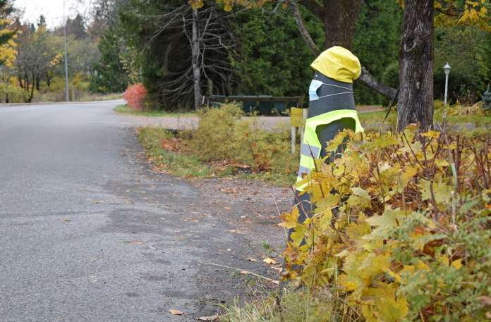 Törmäysnukke todella näyttää nopeasti katsottuna tielle tulossa olevalta lapselta, joten se toimii hyvänä muistutuksena oikeista ajonopeuksista taajamaa-alueella. Kuva: Tuomas Honkasalo