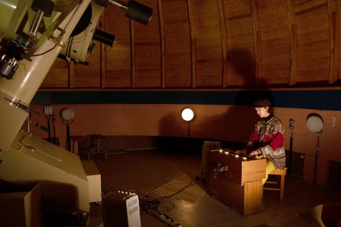Lempi Elo nimellä esiintyvä tarvasjokelaissyntyinen Lempi Saurén pitää levynjulkaisukonsertin Tarvasjoen kirkossa. Levy on äänitetty Metsähovin radiotutkimusaseman vanhassa observatoriossa.