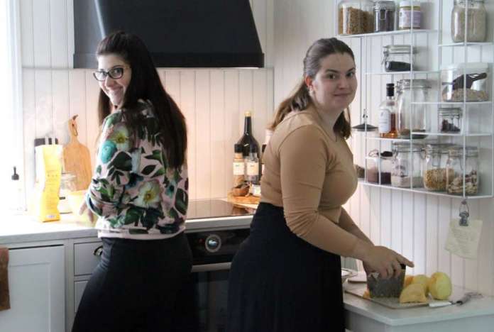 Siskoksilta Santra ja Sofia Lähteenmäeltä sujuu yhteistyö sekä pellolla että keittiössä. Vihannestilaa pitävät siskokset kokkailevat mielellään yhdessä.