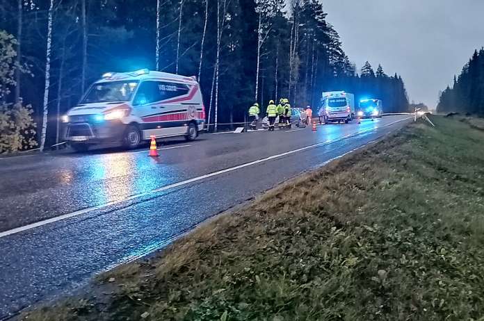 Ohitustilanteesta alkunsa saanut kolari johti kolmen ihmisen loukkaantumiseen. Kuva: Simo Päivärinta.