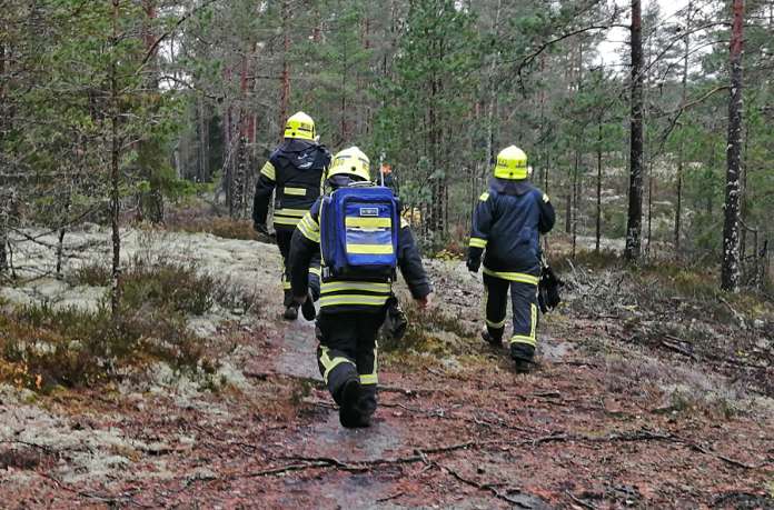 Eräreitistöllä itsensä loukannut retkeilijä joutui jonkin aikaa odottamaan apua, sillä osan matkasta kävelemään apujoukoilta kesti päästä perille. Kuva: Simo Päivärinta.