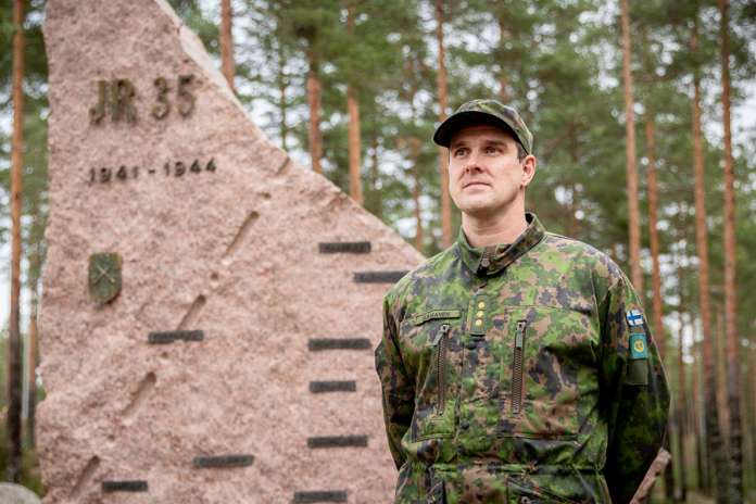 Matti Kulmasen mukaan perinteiden siirtäminen on yksi vanhemmuuden tärkeistä tehtävistä. Kuvassa Kulmanen itselleen tärkeän muistomerkin edessä työpaikallaan Säkylän Huovinrinteellä.