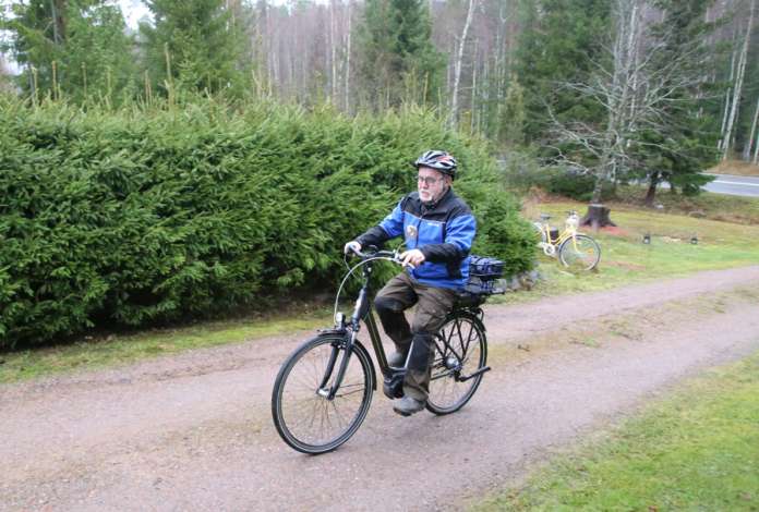 Sähköstä on eniten iloa ylämäessä ja vastatuuleen ajaessa. Sähköpyöräily käy Eino Hakesen mukaan kuitenkin mukavasti kuntoilusta, kun tekee riittävän pitkiä lenkkejä.