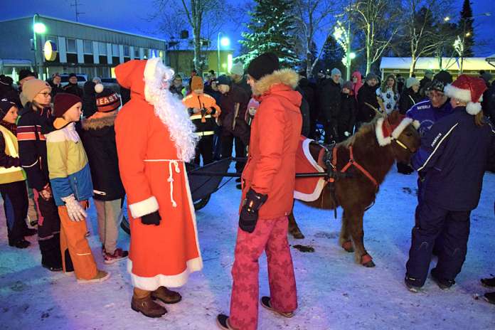 Viime vuonna joulupukki saapui Oripään joulunavaukseen ponireellä. Tänä vuonna vastaavaa yleisötapahtumaa ei järjestetä. Kuva: AVL:n arkisto/Tuomas Honkasalo