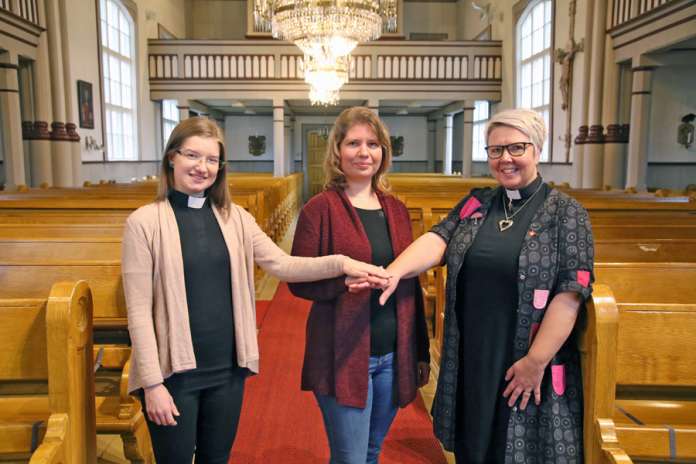 Sini Johansson, Minna Auranen ja Irina Kaukinen asettuivat kuvaan Pöytyän kirkossa. Ensi vuonna alkaa suunnittelu saiitä, millaisen remontin tämä sukupolvi tekee kirkossa.