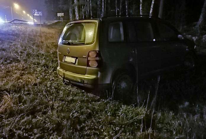 Kuljettajan hallinnasta riistäytynyt auto ajautui ojaan lähellä Marttilantien risteystä. Kuva: Simo Päivärinta.