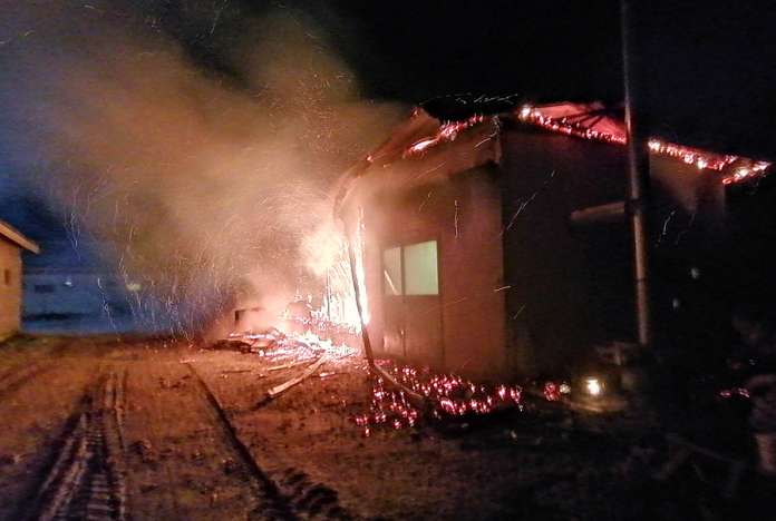 Lämpökeskuksen tuhonnut tulipalo uhkasi myös sikalaa, mutta tuli saatiin rajattua ja sammutettua tunnissa. Kuva: Simo Päivärinta.