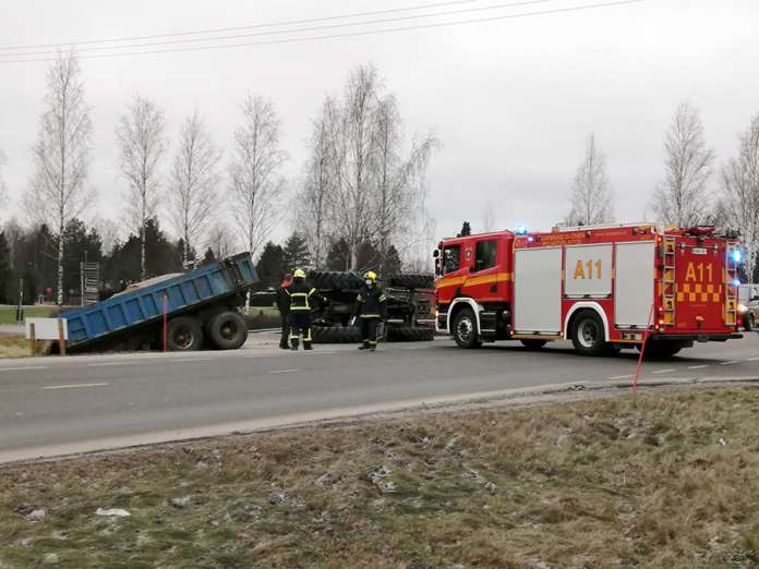 Traktori kaatui kyljelleen ja santakärry tipahti ojaan maanantaiaamulla Aurassa Yhdystiellä sattuneessa risteyskolarissa, jossa henkilöauto törmäsi traktoriin. Kuva: Simo Päivärinta.
