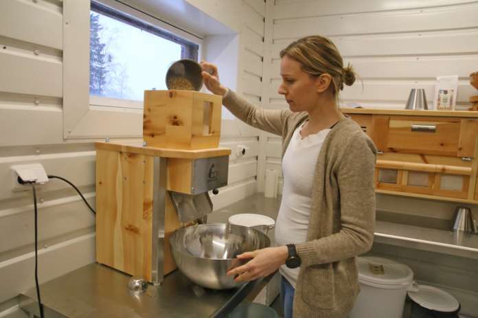 Elina Lintulan mukaan tuoreus, avoimuus ja ekologisuus ovat Puolen hehtaarin metsän tuotetiden tärkeimpiä arvoja. Hiutalepuristin teke kauranjyvistä hiutaleita.