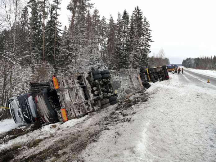 Autoja kuljettanut rekka kaatui ojanpientareelle kantatiellä Pöytyällä torstaina aamupäivällä. Kuva: Simo Päivärinta.