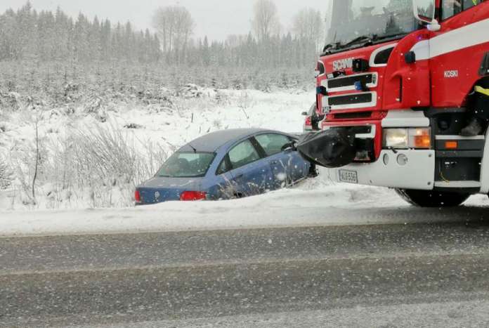 Talvikeli yllätti Hämeenlinnan suuntaan matkalla olleen kuljettajan 10-tiellä. Kuva: Simo Päivärinta.