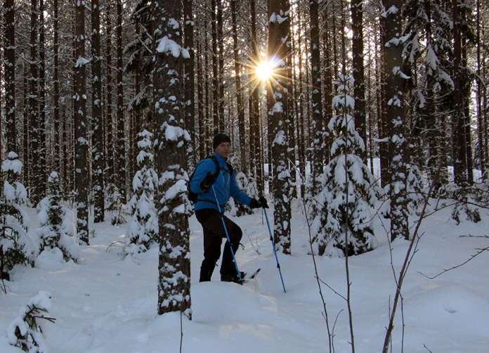 Tämän talven lumet ovat houkutelleet Matti Suomalaisen aloittamaan vanhan harrastuksensa lumikenkäilyn uudelleen. Suomalainen tykkää kulkea omia reittejään keskellä luontoa.