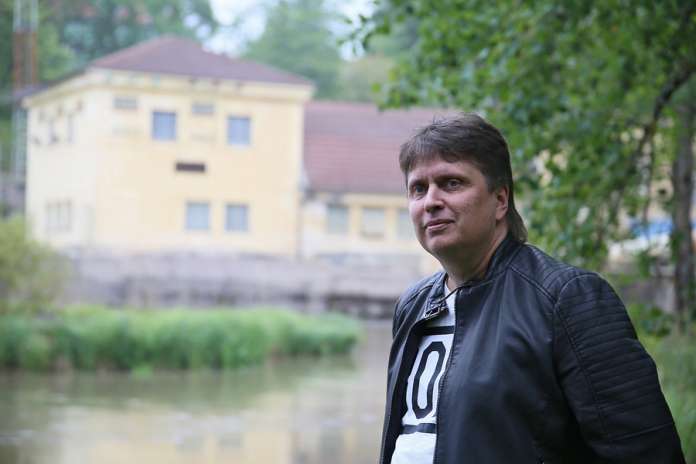 Tarvasjokelainen sukututkija Juha Vuorela pn saanut verkkokursseilleen avainlippu-tunnuksen. (kuva: AVL arkisto/Asko Virtanen)