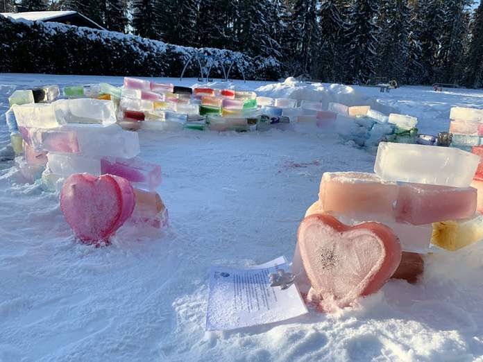 Riihikosken Puistokaaren toimintapuistoon kootaan jäälinnaa. Pöytyän MLL:n käynnistämään yhteiseen projektiin saavat kaikki halukkaat osallistua jäädyttämällä jäätiiliä.