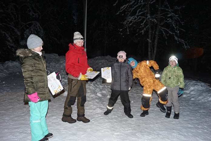 Härkätien 4H-yhdistyksen metsäsalapoliisien kerhossa liikutaan luonnossa. Salapoliisit Alisa Saarinen, Miro Hellsten, Eetu Vainikainen ja Konsta Laaksonen valmiina suunnistamaan Henna Juntusen (toinen vas.) opastuksella.