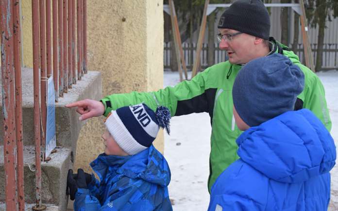 Jari Pentinmäki sekä Patrik, 11, ja Frans, 8, eivät säikähtäneet, vaikka Auran yhtenäiskoulun kivikoulurakennuksen kellarissa haahuilee tarinan mukaan mustan pörssin Maijan kummitus. Kuva: Tuomas Honkasalo