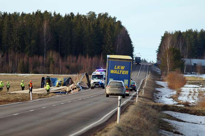 Sahatavaraa kuljettanut puoliperävaunuyhdistelmä päätyi pellolle kyljelleen Marttilassa tiistaina. Kuva: Simo Päivärinta.