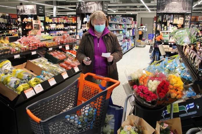 Maire Järnström rohkaisee tarttumaan Arjen Apuun, jos koronavirus kaataa koko perheen petiin. Arjen Apu ry voi tarjota koronavirukseen sairastuneille tai koronan vuoksi karanteeniin joutuneille apua ruokahuoltoon hoitamalla kauppa-asiointia. Kuva: Jorma kaarto.