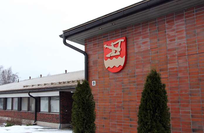Auran nykyinen kunnantalo on huonossa kunnossa eikä siellä ole tällä hetkellä juurikaan toimintoja. Uuden kunnantalon saaminen viivästyy ainakin puolella vuodella kunnanhallituksen keskeytettyä kilpailutuksen ja Mediset Hoivarakentajat Oy:n valitettua päätöksestä markkinaoikeudelle.